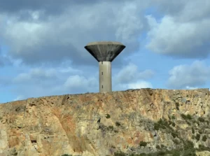 Château d'eau sur le bord d'une falaise en Pays Gallo.